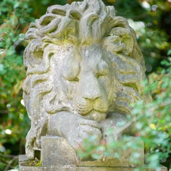Nero, the lion, on the tomb of George Wombwell, travelling menagerist
